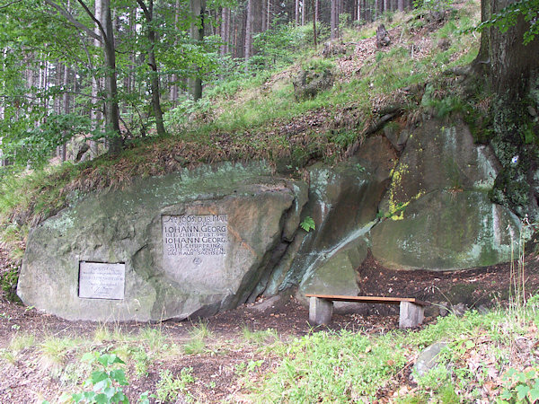 Gedenktafeln an der Straße gegenüber der Mühle.