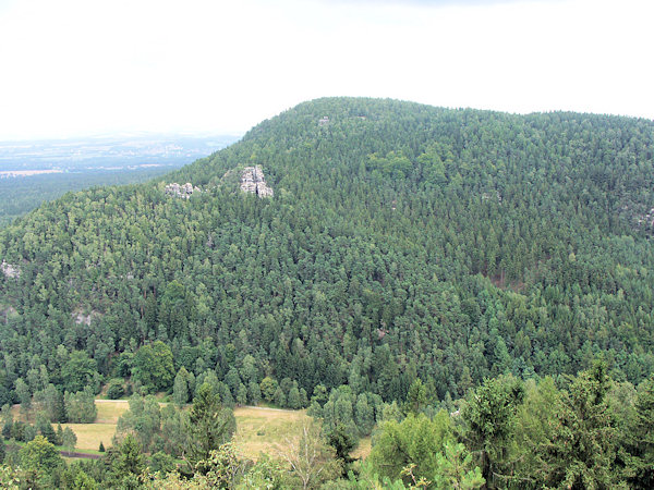 Gesamtansicht des Töpfers von Westen. Die markante Felsgruppe Gratzer Höhle ragt am Hang aus dem Wald heraus.