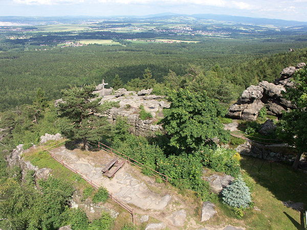 Blick auf den Rand des Felsplateaus vor der Töpferbaude.