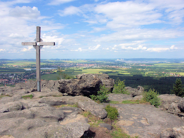 Die Felsplattform mit dem Europa-Kreuz bietet einen weiten Blick auf die Oberlausitz.