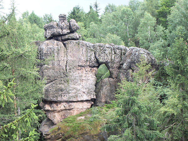 Skalní útvar Slepice na vejcích (Brütende Henne) na vrcholu Gotické brány (Gotische Tor).