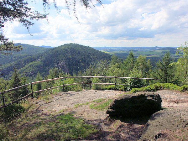 Die Oybinaussicht an der Westseite des Berges.