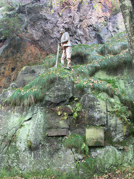 Der Felsen mit der Statue des Steinbrechers in der Mitte des Steinbruches.