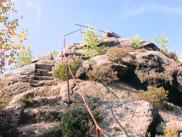 Felsen mit der ausgehauenen Treppe zur Aussichtsplattform.