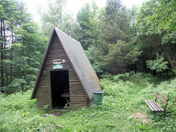 Schutzhütte am Gipfel.