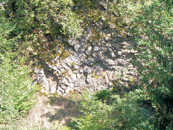 In der Ostwand des Bruches sieht man einen Teil des Basaltkörpers mit seiner ungewöhnlichen kugeligen Absonderung.