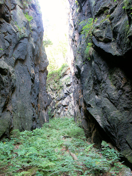 Jediný přístup do lomu vede průlomem, vyraženým v pískovcové skále.