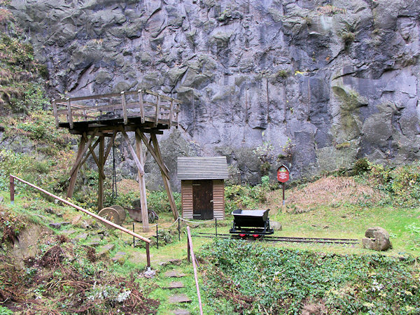 Výstavka těžební techniky v největším lomu Schwarzes Loch.