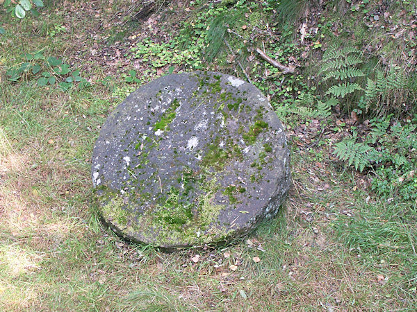 Jeden z nedokončených mlýnských kamenů.