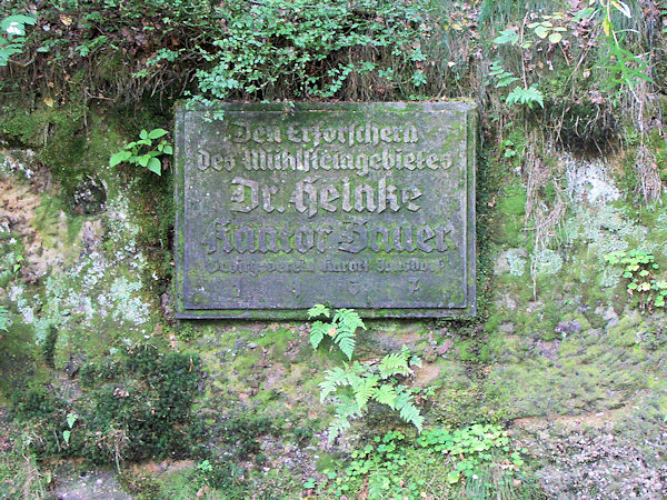 Gedenktafel Dr. Kurt Heinkes und des Lehrers Bauer am Felsen unweit der Schmiede.