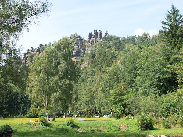 Celkový pohled na skalní masiv Nonnenfelsen od hostince Gondelfahrt v Jonsdorfu.