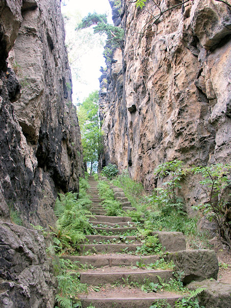 Die Steintreppe im unteren Teil der Felsengasse.