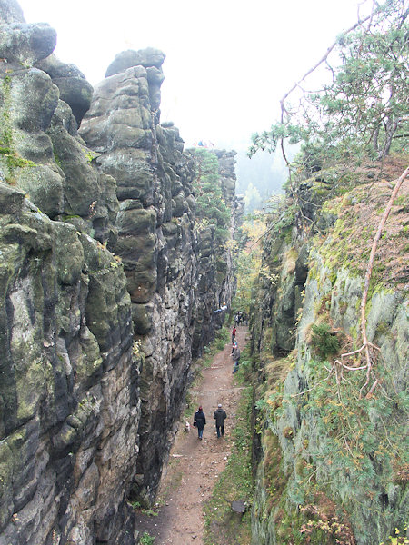 Blick in die Felsengasse von der Brücke unter der Felsaussicht