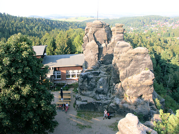 Skála nad plošinou s hostincem.