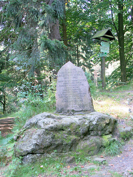 Pamětní kámen u cesty z Jonsdorfu na Wache pod Luží.
