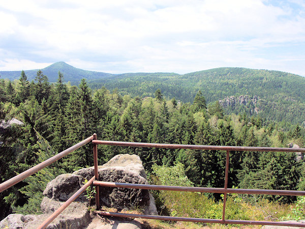 Blick vom Orgelfelsen auf Lausche und Buchberg.