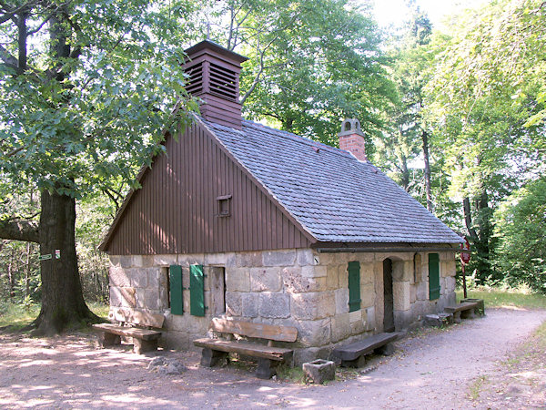 Die ehemalige Steinbruchschmiede zwischen den Mühlsteinbrüchen ist heute als Museum eingerichtet.