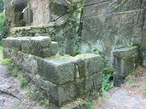 Mauerreste des früheren Schnapslagers.