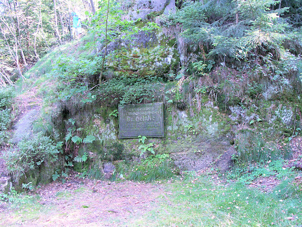 Felsen mit der Gedenktafel zur Erinnerung an den Zittauer Geologen Dr. Kurt Heinke und den Jonsdorfer Lehrer Bauer.