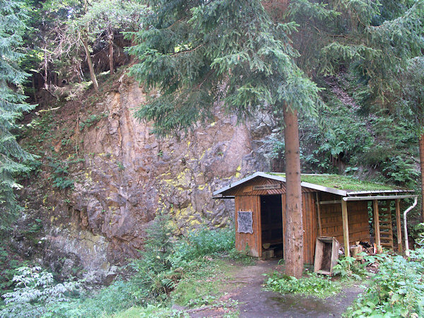 Die hölzerne Baude im verlassenen Steinbruch Weisser Felsen.