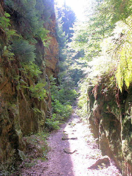 In der Steinbruch kommt man durch einen langen, aus dem Felsen gehauenen Durchbruch.