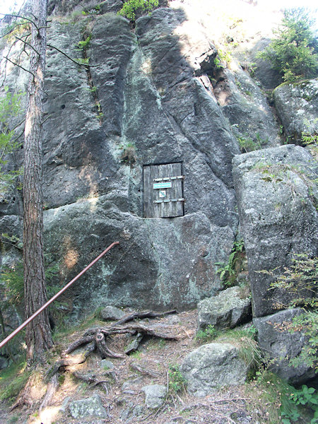 Im Felsen über dem Südrand des Bruches befindet sich eine kleine Pulverkammer.