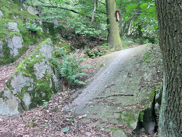 Kamenná skluzavka zvaná Tschoarschlsteen.