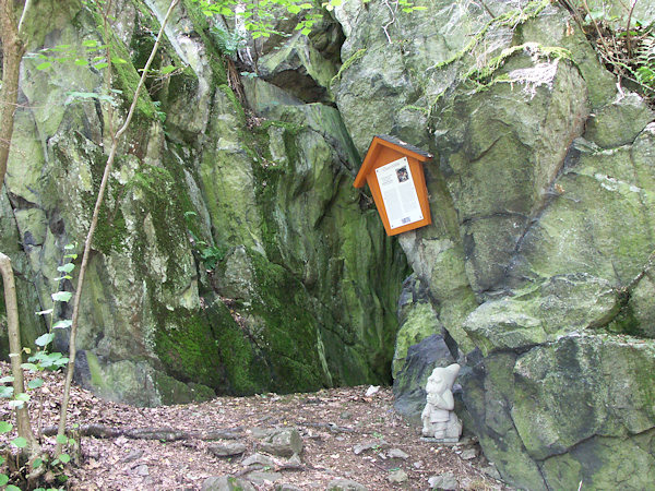 Ústí trpasličí jeskyně Querxhöhle.