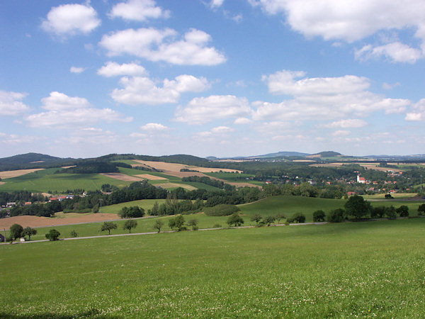 Blick vom unteren Waldrand auf die Umgebung von Hainewalde.