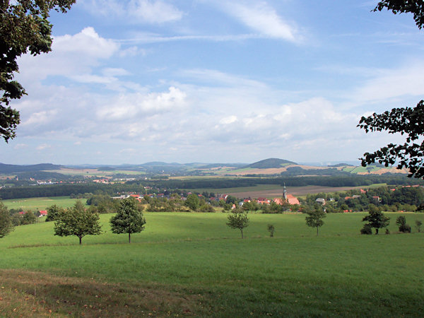 Blick von der Sängerhöhe über Waltersdorf zum Breiteberg.