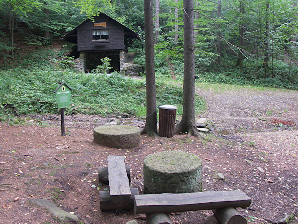 Rastplatz im Tal des Pfarrbaches.