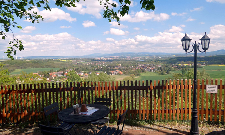 Blick von der Terrasse der Gaststätte über Alt-Hörnitz und Zittau zum Isergebirge.