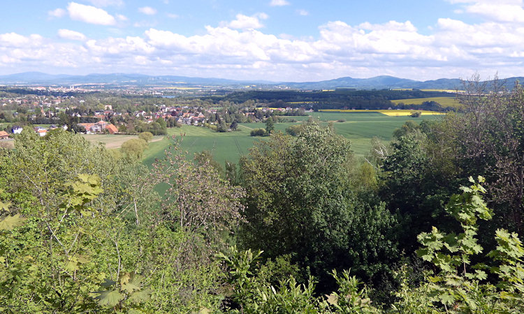 Blick von der Terrasse der Gaststätte über Alt-Hörnitz und Zittau zum Iser- und Jeschkengebirge.