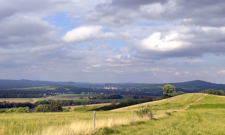 Blick vom Pocheberg zum Finkenhbel bei Großschönau und in Richtung Varnsdorf.