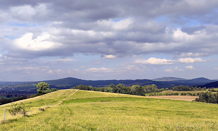 Blick vom Pocheberg zum Varnsdorfer Spitzberg (Špičák), zum Kottmar und Forstenberg.