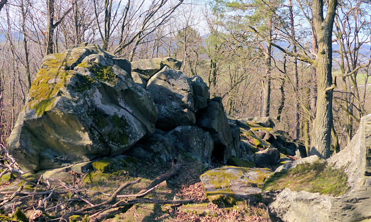Markante Felsbildungen am Gipfel des Seidelsberges.