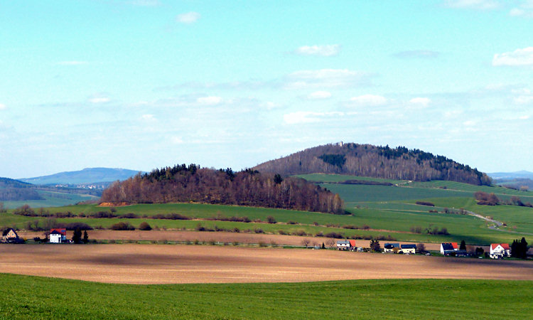 Der Steinberg vom Pocheberg aus gesehen, dahinter der Breiteberg.