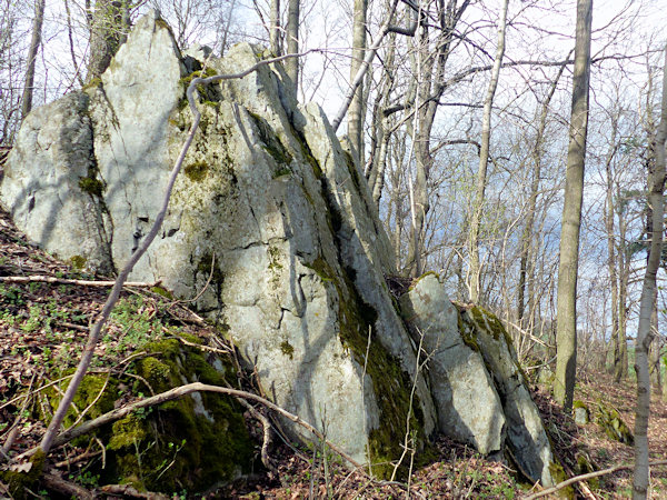 Die Felsen sind heute im Wald verborgen und mit Vorsicht zu begehen.