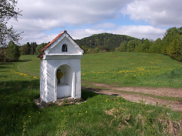 Kaplička sv. Aloise u Nové Skalky. V pozadí je vidět Šedinu.