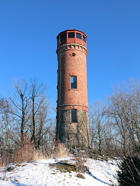 Aussichtsturm auf dem Dymník (Rauchberg).