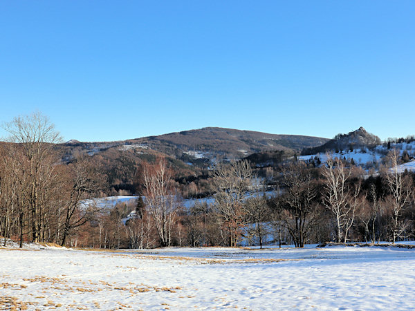 Blick vom Křížová hora (Kreuzberg) auf Tolštejn (Tollenstein) und Pěnkavčí vrch (Finkenkoppe).